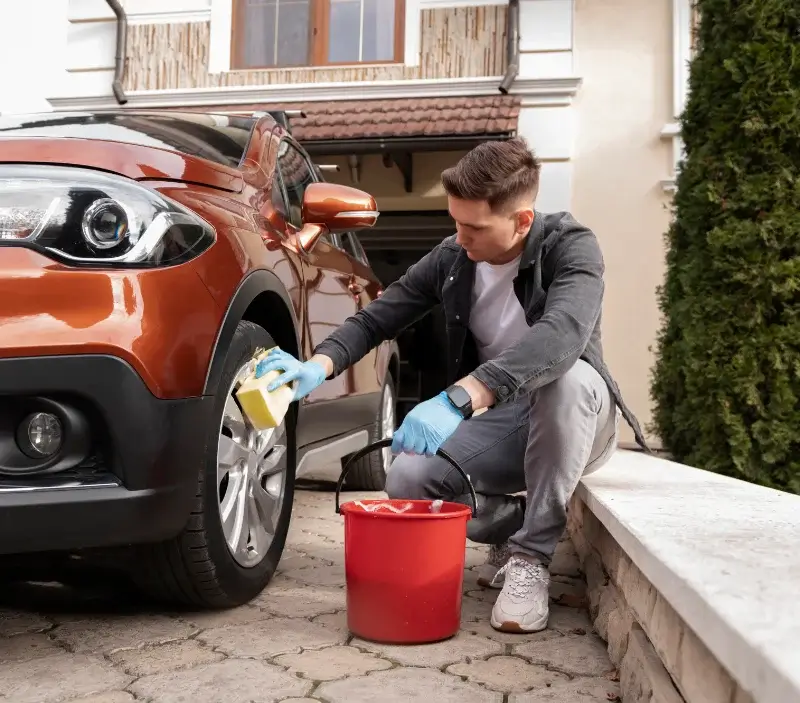 Lavage auto à domicile Bout-du-Pont-de-Larn : professionnel intervenant sur un véhicule